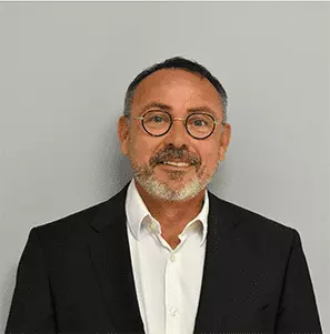photo de M.Philippe Lemaire souriant en costume noir avec chemise
      blanche